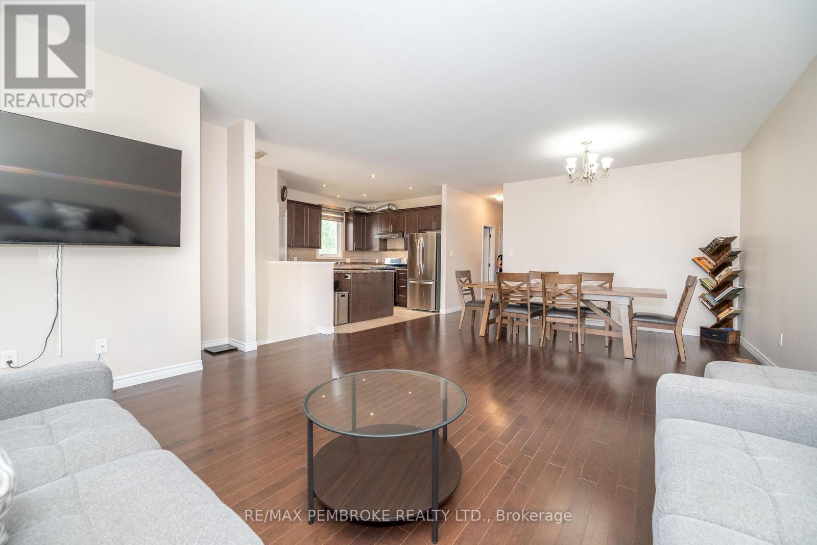 547 Gardner Crescent, Petawawa, Ontario  K8H 0C4 - Photo 17 - X12217709