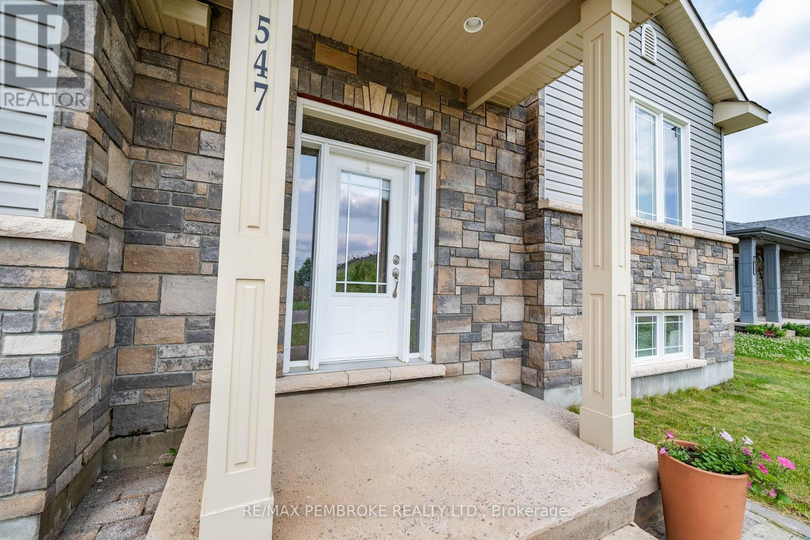 547 Gardner Crescent, Petawawa, Ontario  K8H 0C4 - Photo 3 - X12217709