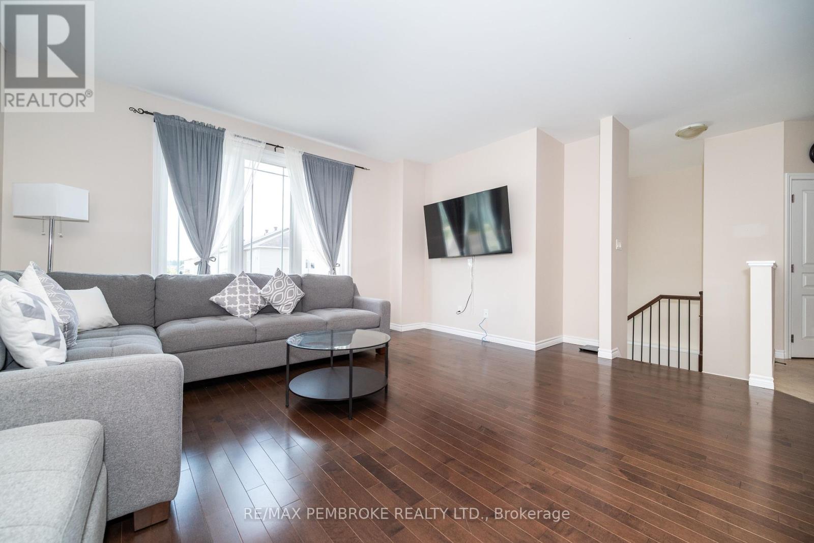 547 Gardner Crescent, Petawawa, Ontario  K8H 0C4 - Photo 5 - X12217709