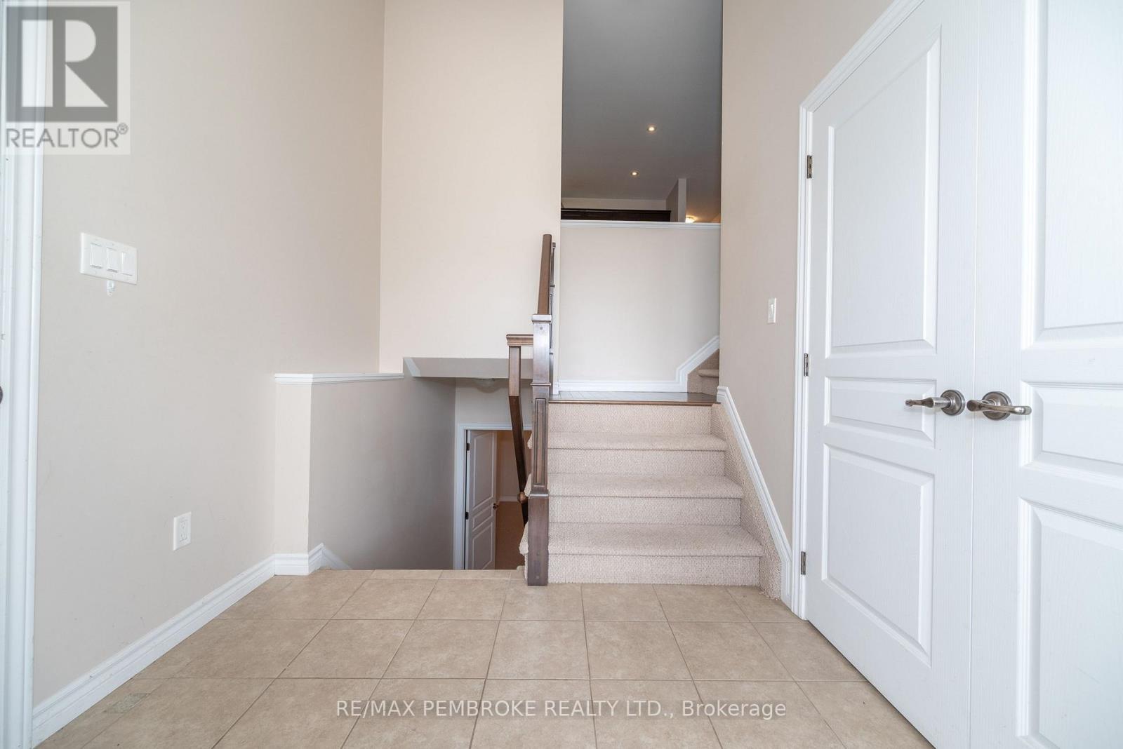 547 Gardner Crescent, Petawawa, Ontario  K8H 0C4 - Photo 6 - X12217709