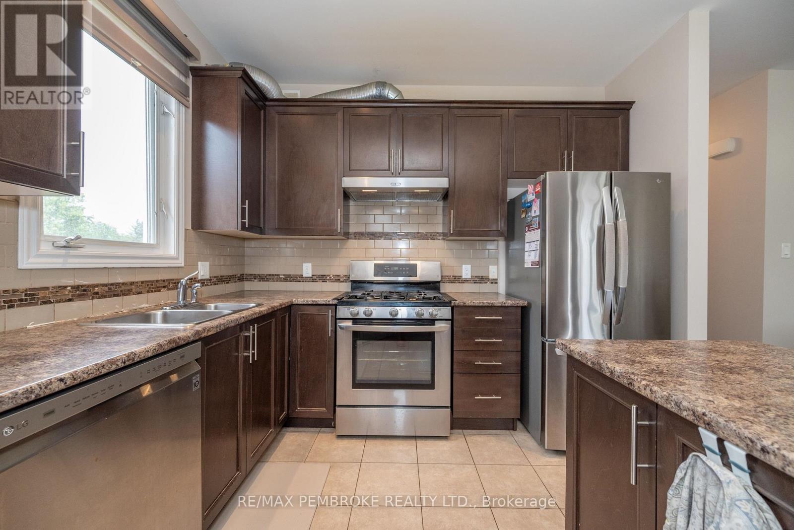 547 Gardner Crescent, Petawawa, Ontario  K8H 0C4 - Photo 8 - X12217709
