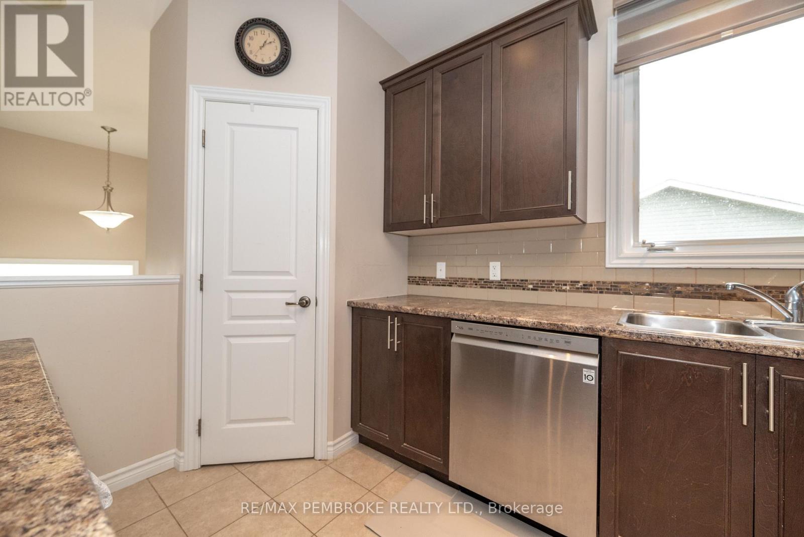 547 Gardner Crescent, Petawawa, Ontario  K8H 0C4 - Photo 9 - X12217709