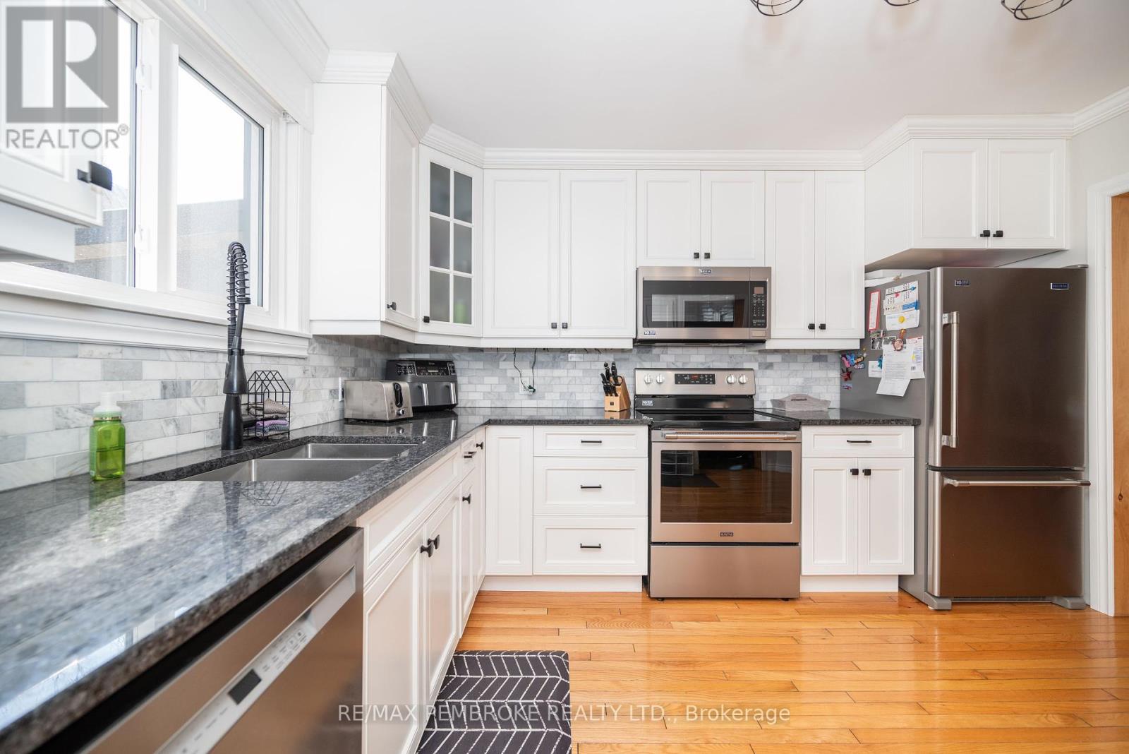 594 Miller Street, Pembroke, Ontario  K8A 6A2 - Photo 3 - X12217712