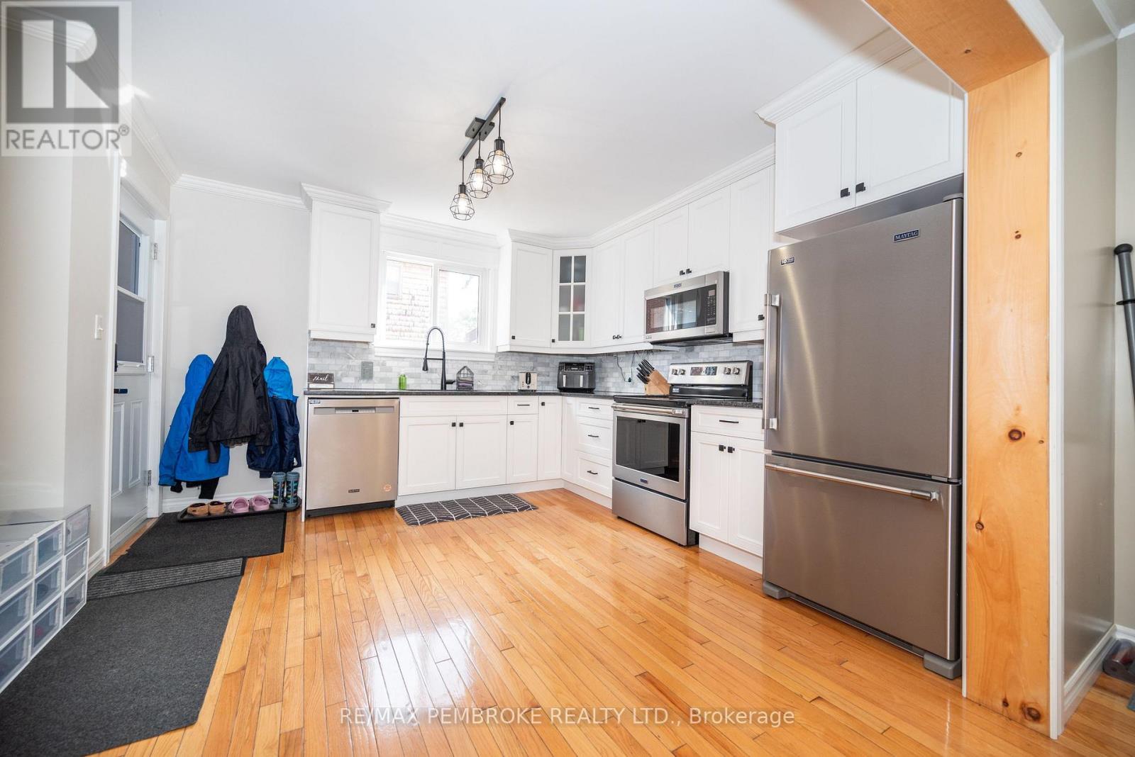 594 Miller Street, Pembroke, Ontario  K8A 6A2 - Photo 6 - X12217712
