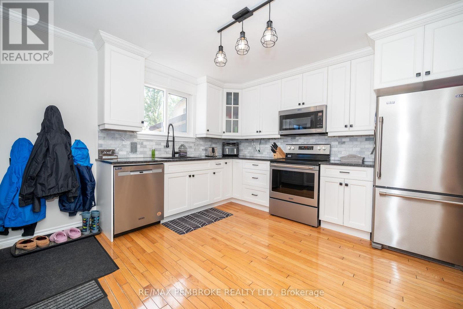 594 Miller Street, Pembroke, Ontario  K8A 6A2 - Photo 7 - X12217712