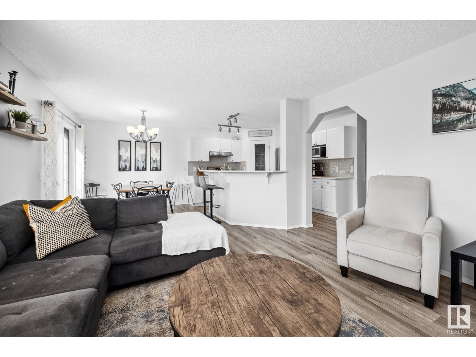 9016 210 St Nw, Edmonton, Alberta  T5T 6X1 - Photo 5 - E4442134