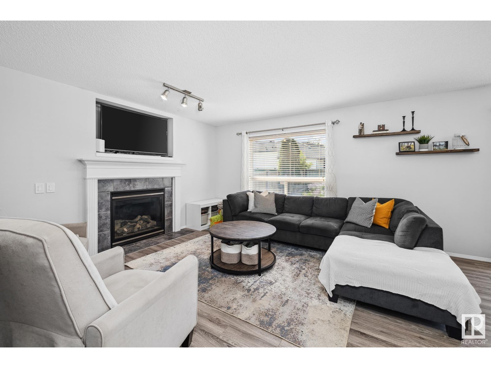 9016 210 St Nw, Edmonton, Alberta  T5T 6X1 - Photo 2 - E4442134