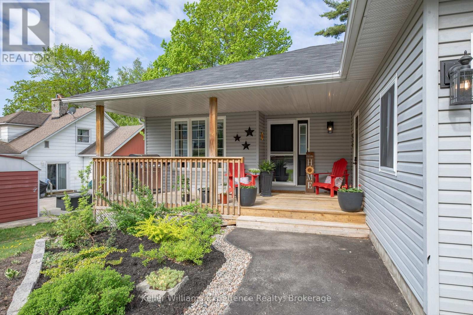 10 Clarence Avenue, Penetanguishene, Ontario  L9M 1A9 - Photo 2 - S12217738