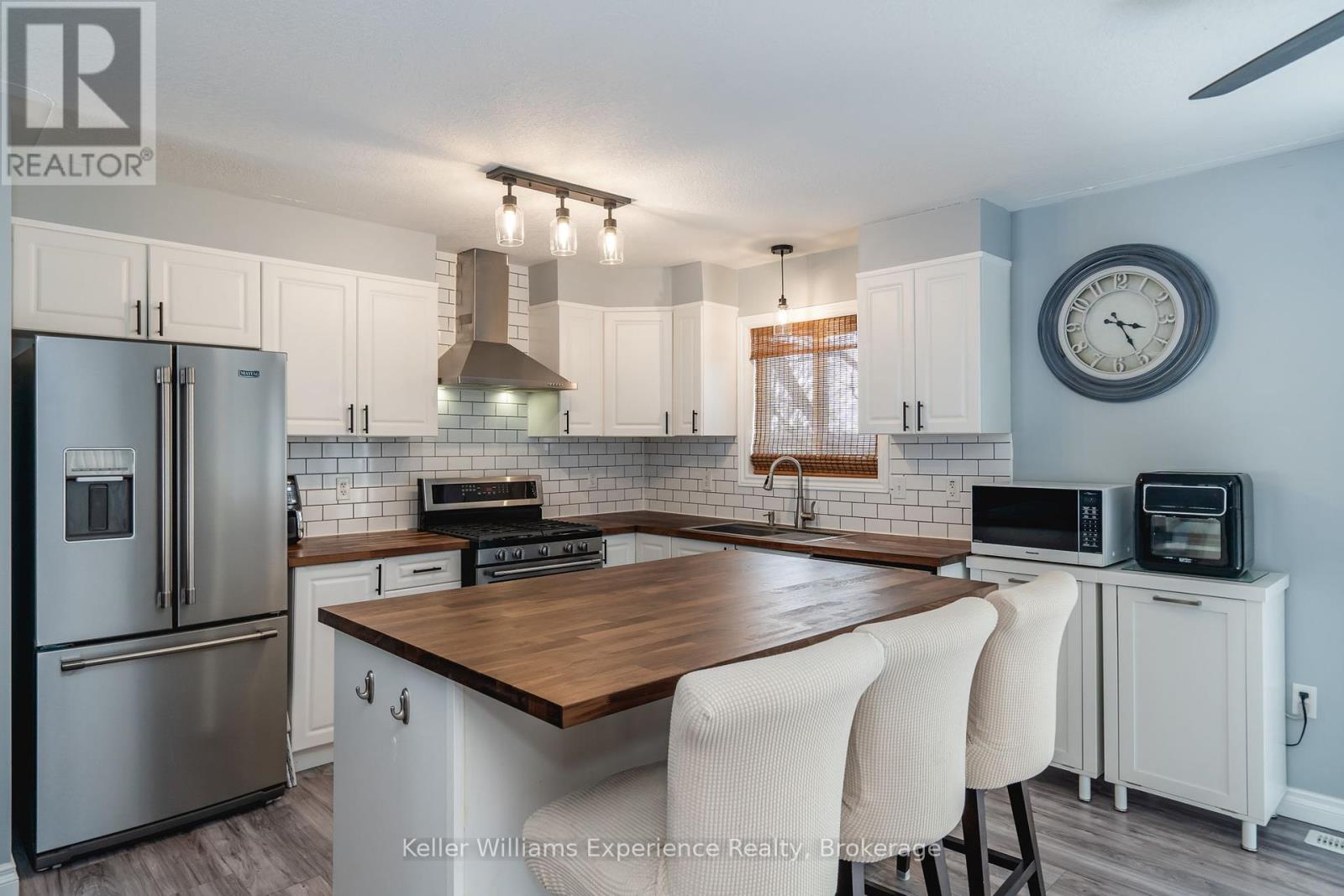 10 Clarence Avenue, Penetanguishene, Ontario  L9M 1A9 - Photo 5 - S12217738