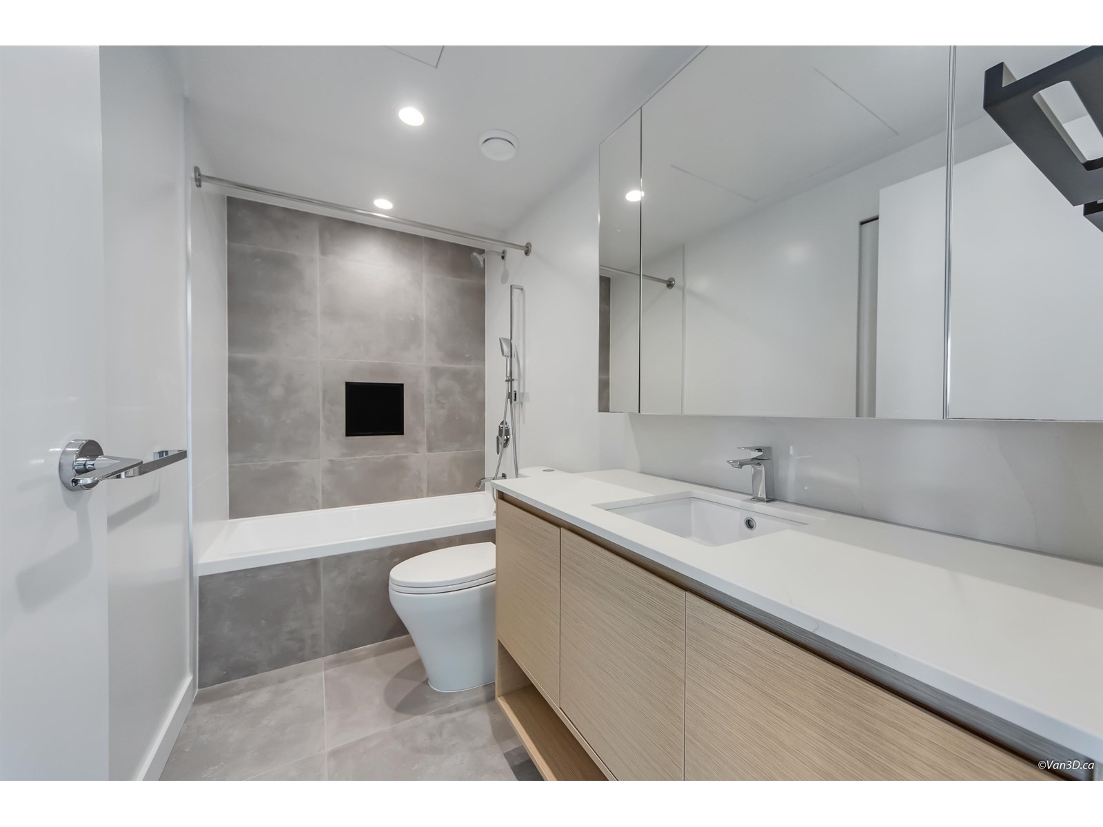 1312 13745 George Junction, Surrey, British Columbia  V3T 4Y3 - Photo 2 - R3014487