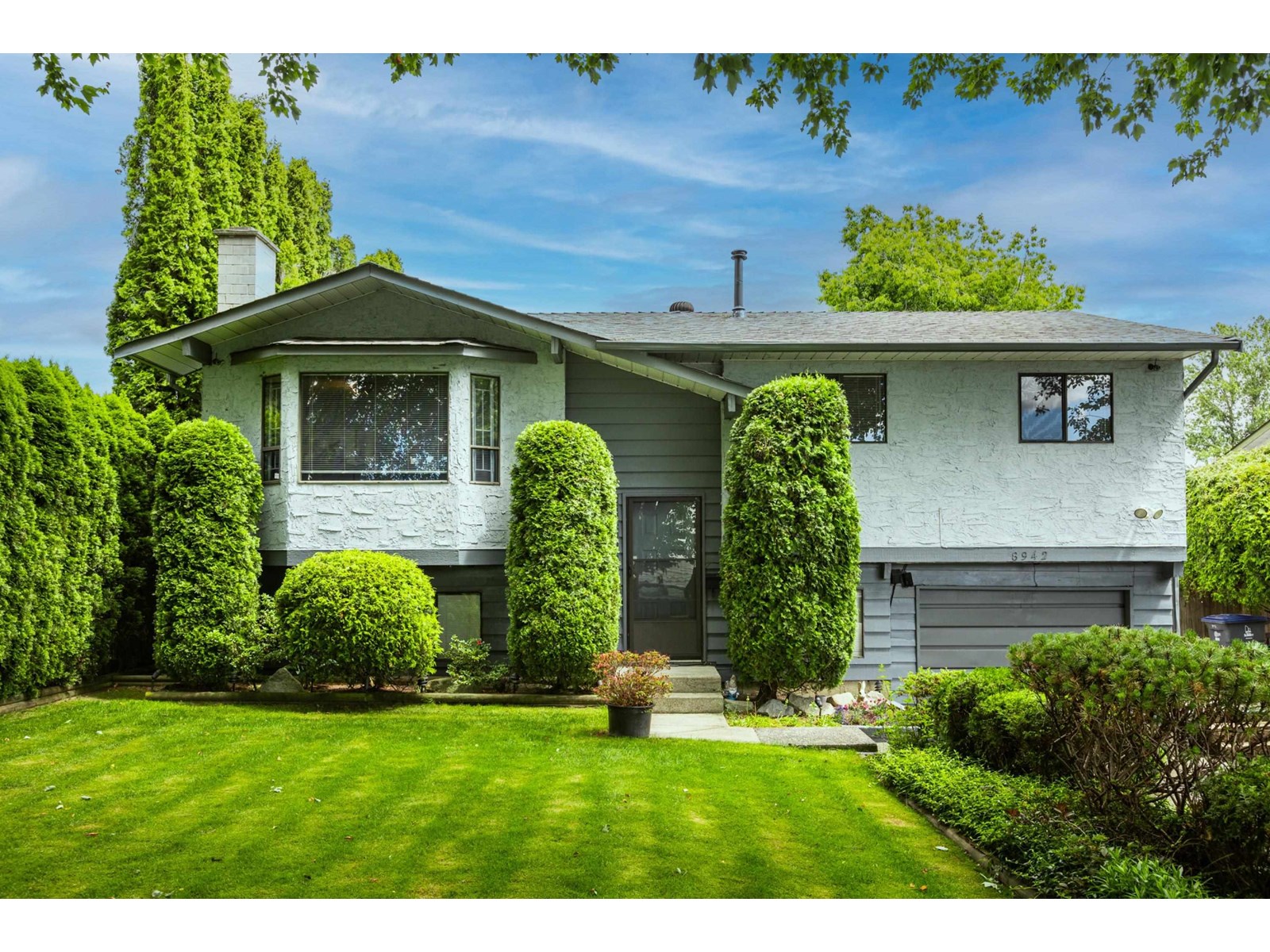 8942 139a Street, Surrey, British Columbia  V3V 7G5 - Photo 2 - R2972045