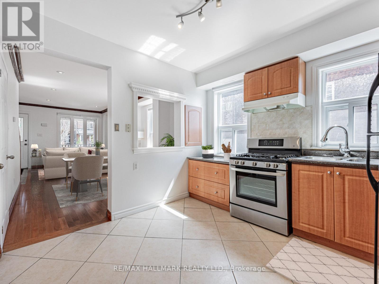 8 Redwood Avenue, Toronto (Greenwood-Coxwell), Ontario  M4L 2S6 - Photo 5 - E12217666