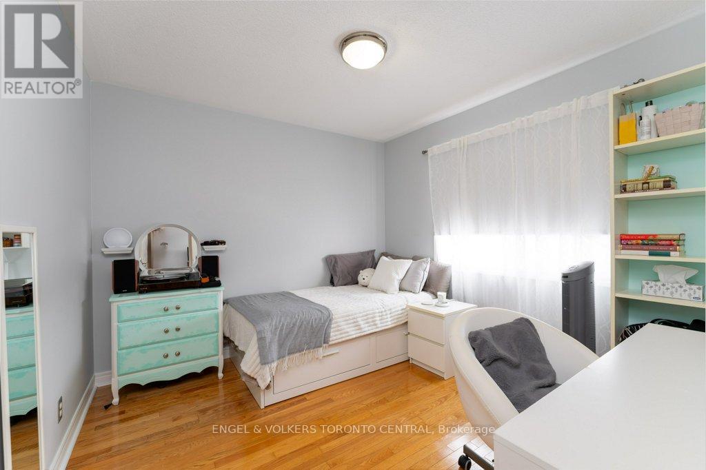 22 Donald Sim Avenue, Markham, Ontario  L6B 1B6 - Photo 12 - N12217763