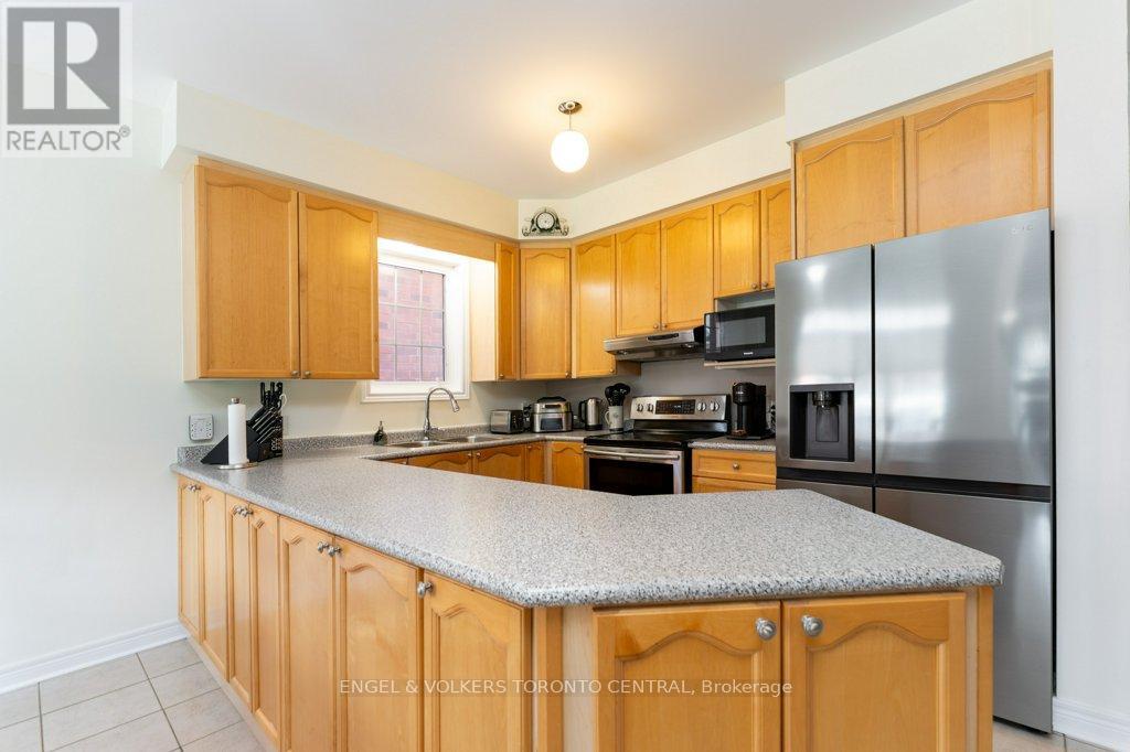 22 Donald Sim Avenue, Markham, Ontario  L6B 1B6 - Photo 6 - N12217763
