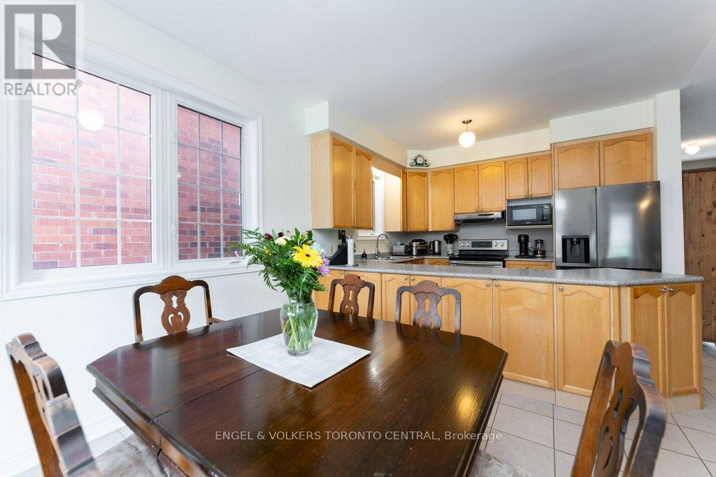 22 Donald Sim Avenue, Markham, Ontario  L6B 1B6 - Photo 8 - N12217763