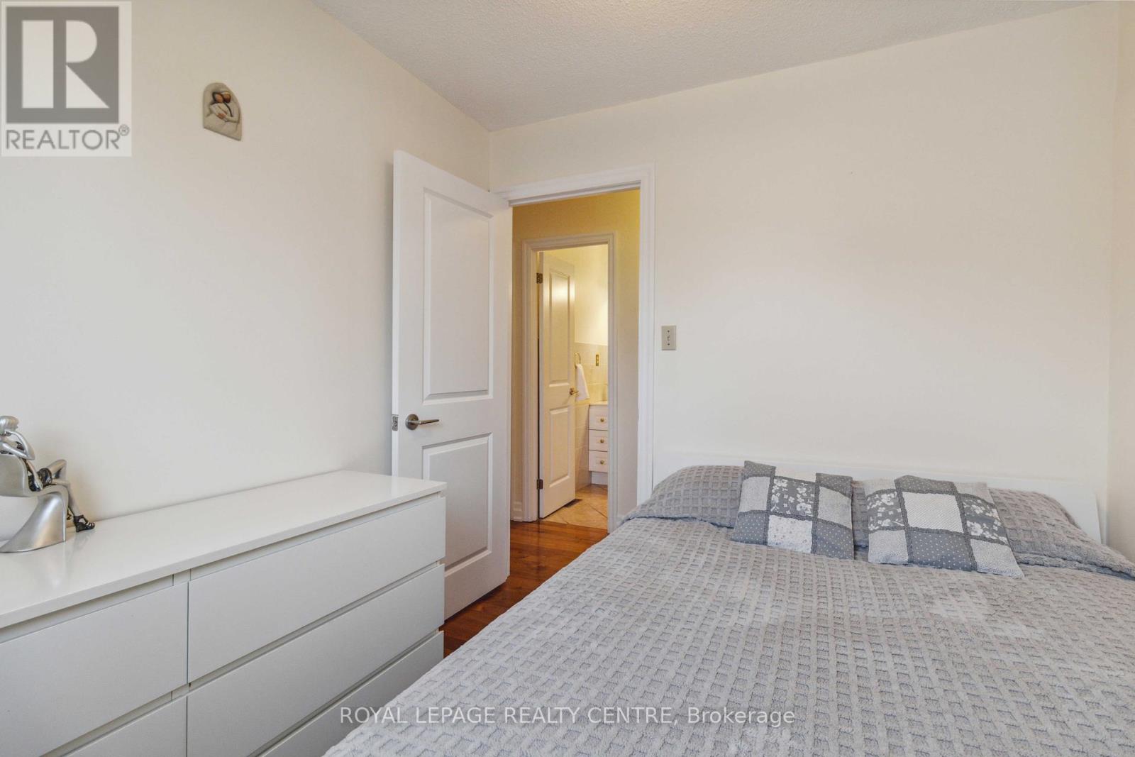 504 Galedowns Court, Mississauga (Mississauga Valleys), Ontario  L5A 3H9 - Photo 11 - W12217662