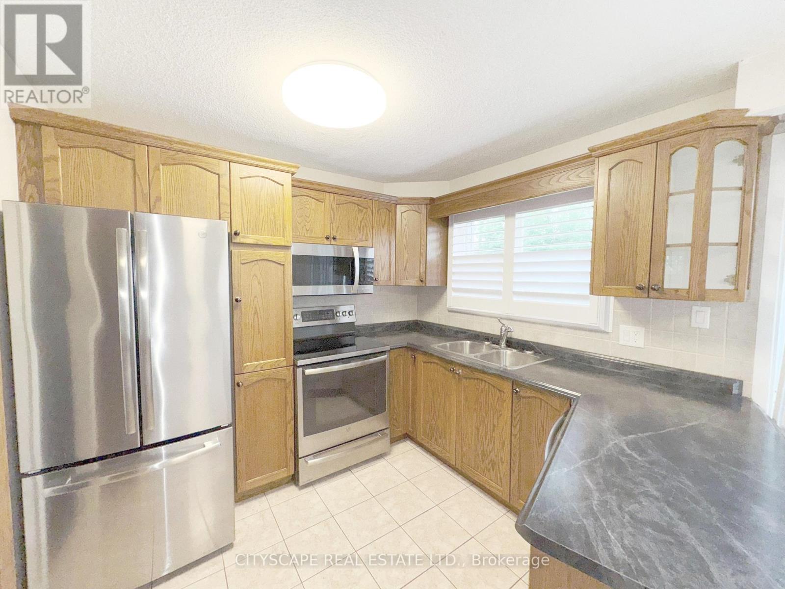 271 Cheltenham Road, Burlington (Appleby), Ontario  L7L 4H6 - Photo 10 - W12217675