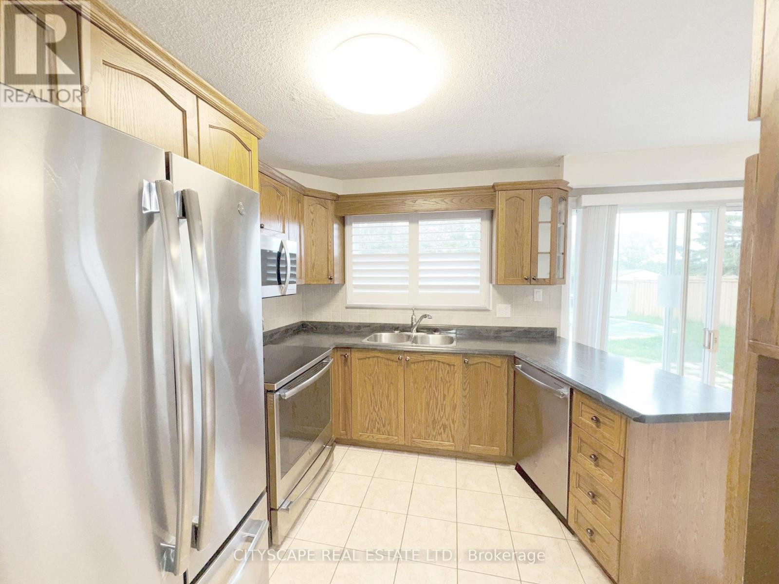 271 Cheltenham Road, Burlington (Appleby), Ontario  L7L 4H6 - Photo 12 - W12217675