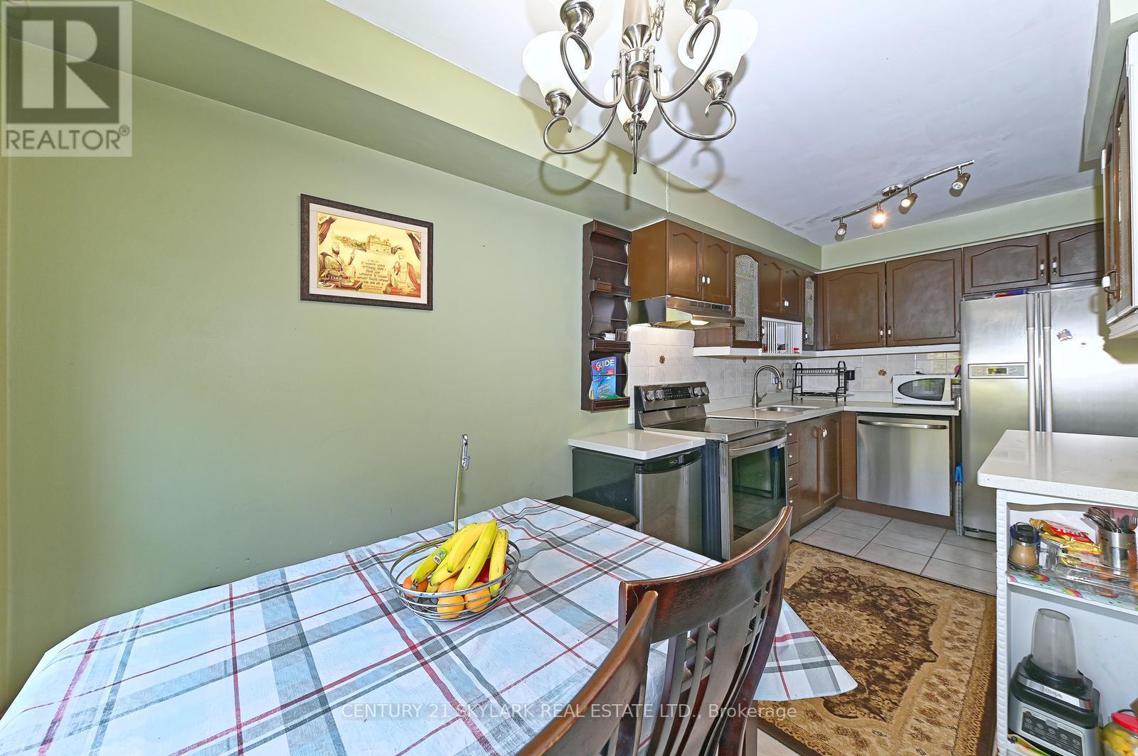 31 Todmorden Drive, Brampton (Northwest Sandalwood Parkway), Ontario  L7A 1M7 - Photo 13 - W12217676