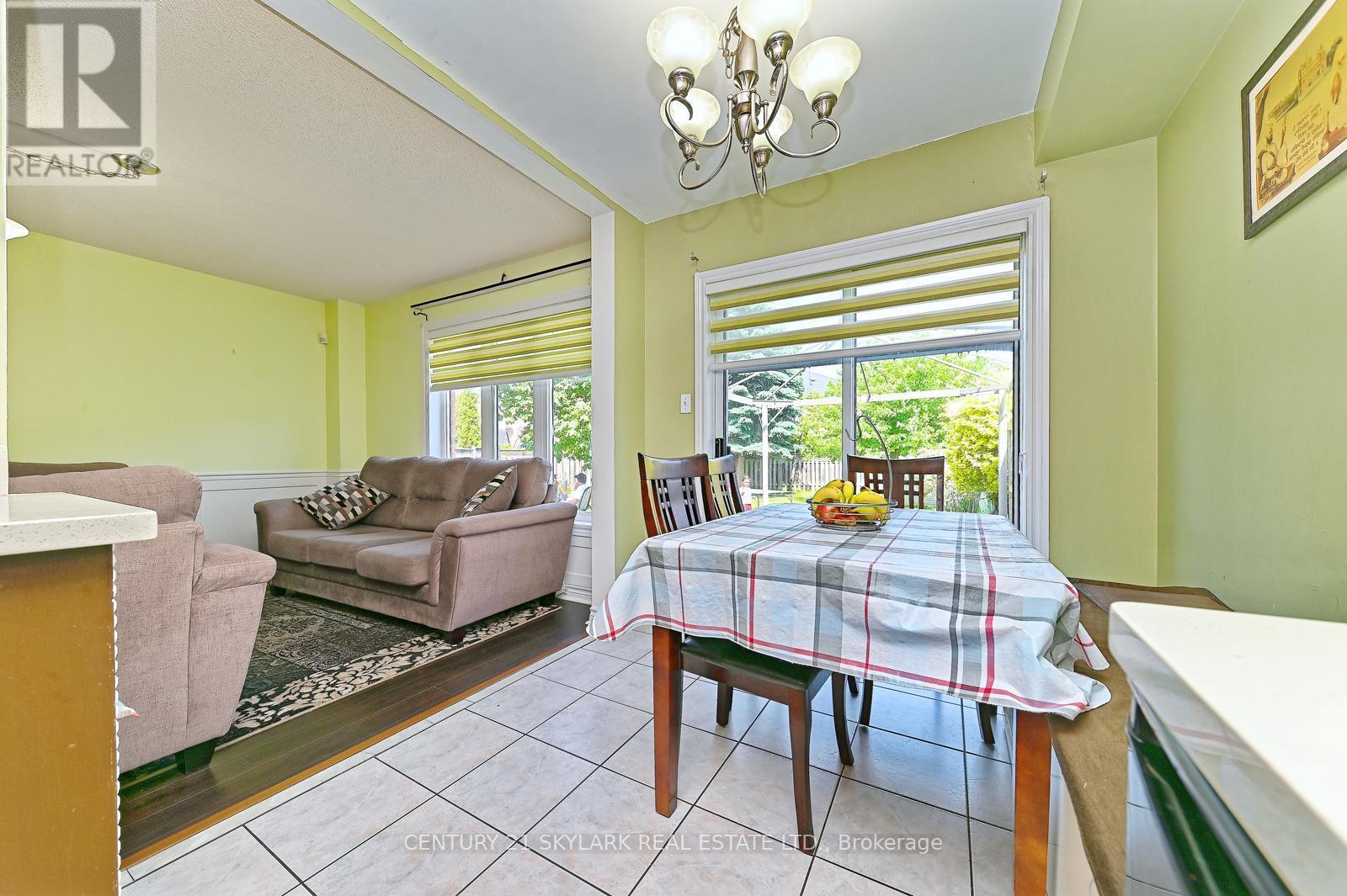31 Todmorden Drive, Brampton (Northwest Sandalwood Parkway), Ontario  L7A 1M7 - Photo 14 - W12217676