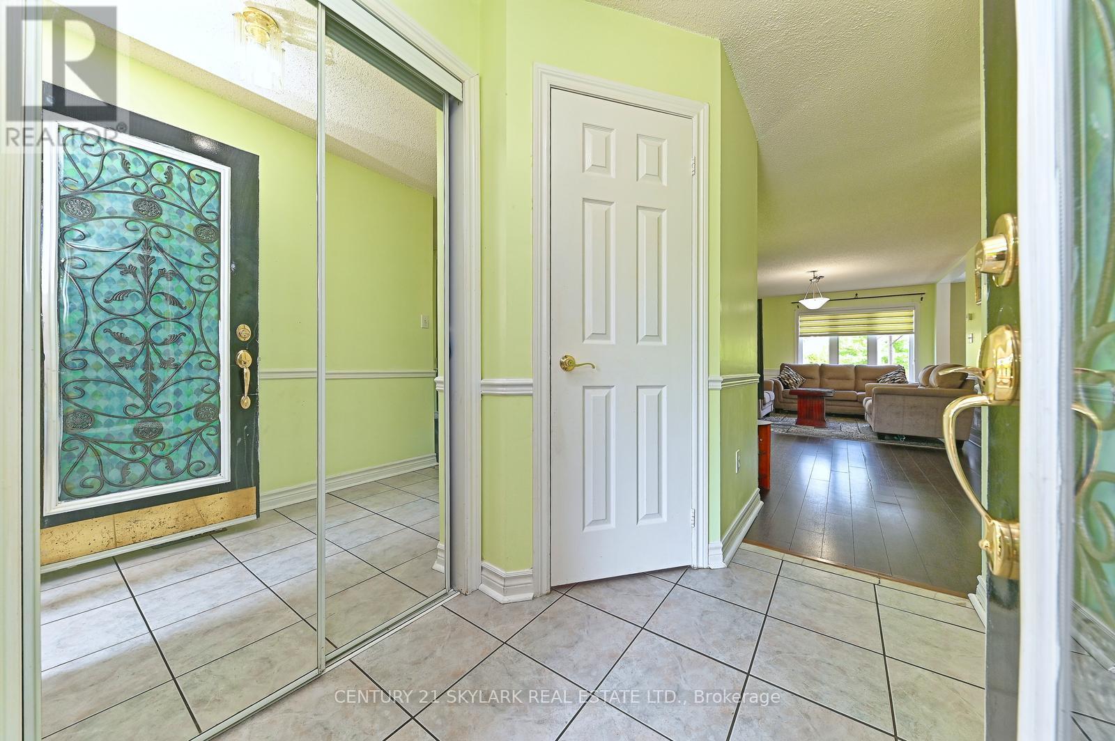 31 Todmorden Drive, Brampton (Northwest Sandalwood Parkway), Ontario  L7A 1M7 - Photo 4 - W12217676