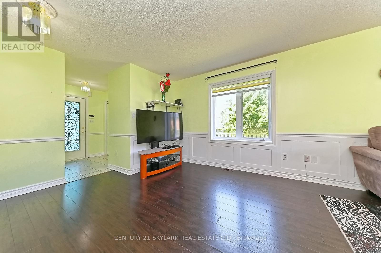 31 Todmorden Drive, Brampton (Northwest Sandalwood Parkway), Ontario  L7A 1M7 - Photo 6 - W12217676