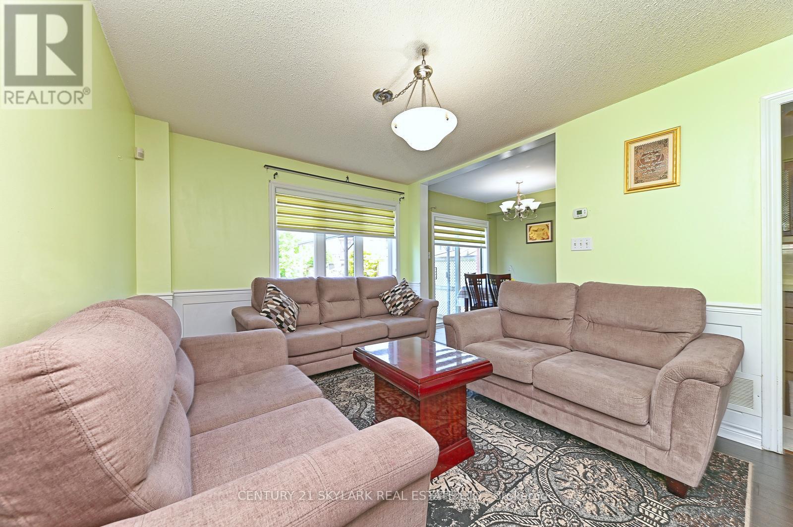 31 Todmorden Drive, Brampton (Northwest Sandalwood Parkway), Ontario  L7A 1M7 - Photo 7 - W12217676
