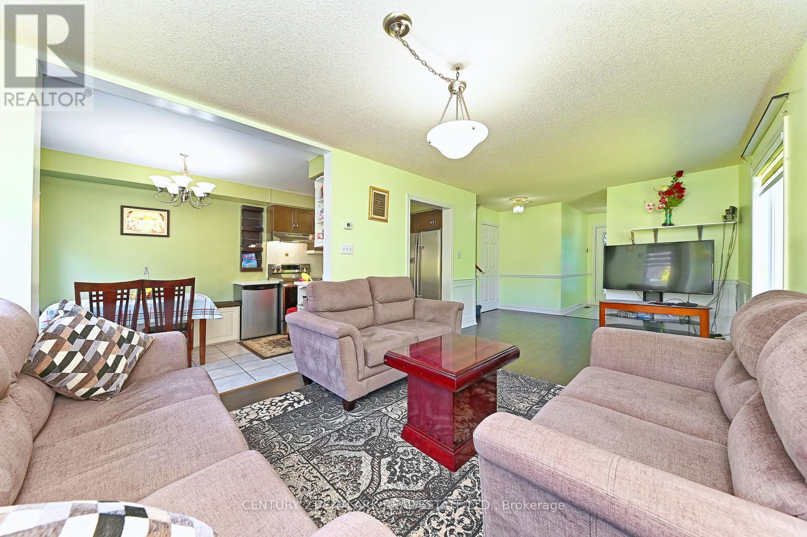 31 Todmorden Drive, Brampton (Northwest Sandalwood Parkway), Ontario  L7A 1M7 - Photo 8 - W12217676