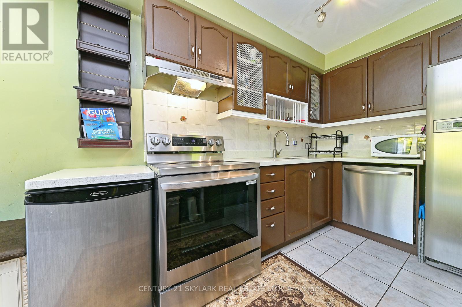 31 Todmorden Drive, Brampton (Northwest Sandalwood Parkway), Ontario  L7A 1M7 - Photo 9 - W12217676