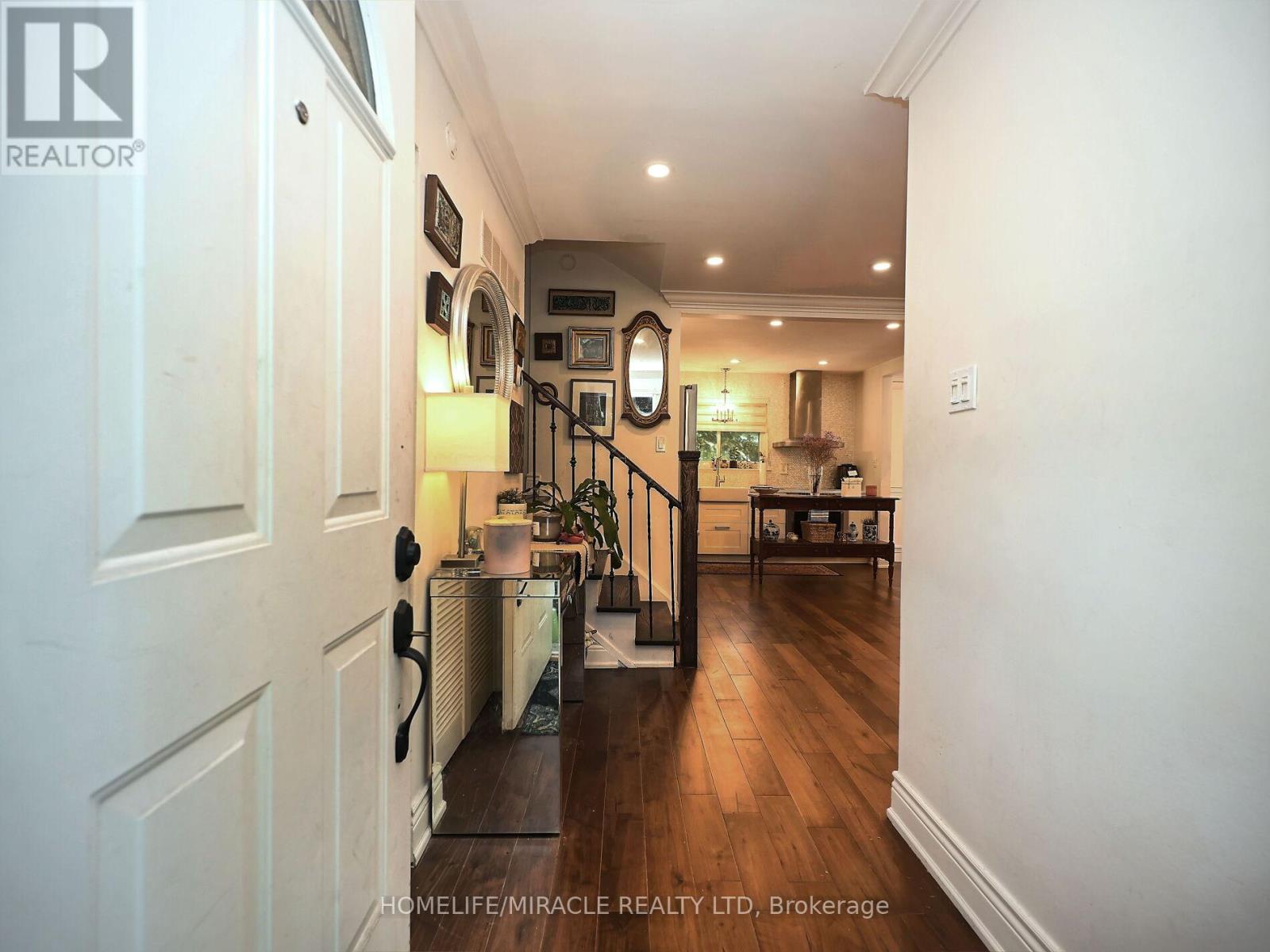 1360 Glen Rutley Circle, Mississauga (Applewood), Ontario  L4X 1Z6 - Photo 5 - W12217699
