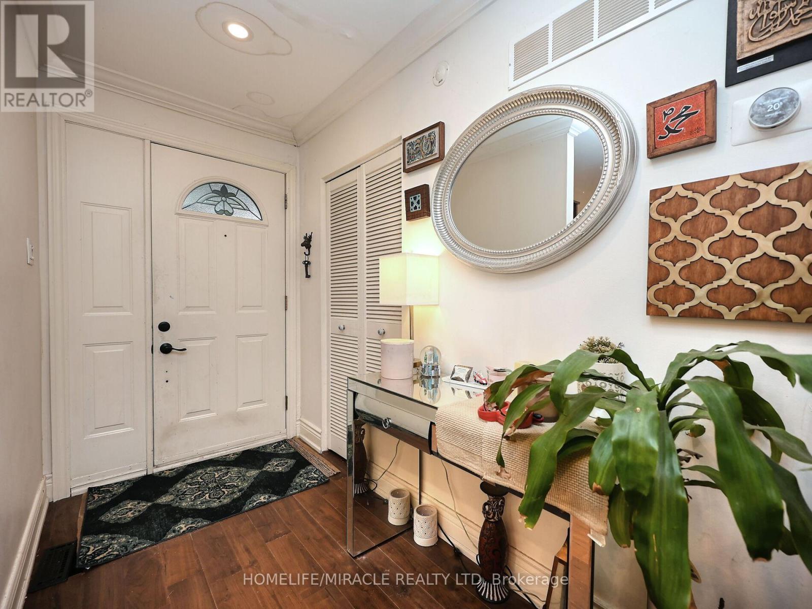 1360 Glen Rutley Circle, Mississauga (Applewood), Ontario  L4X 1Z6 - Photo 6 - W12217699