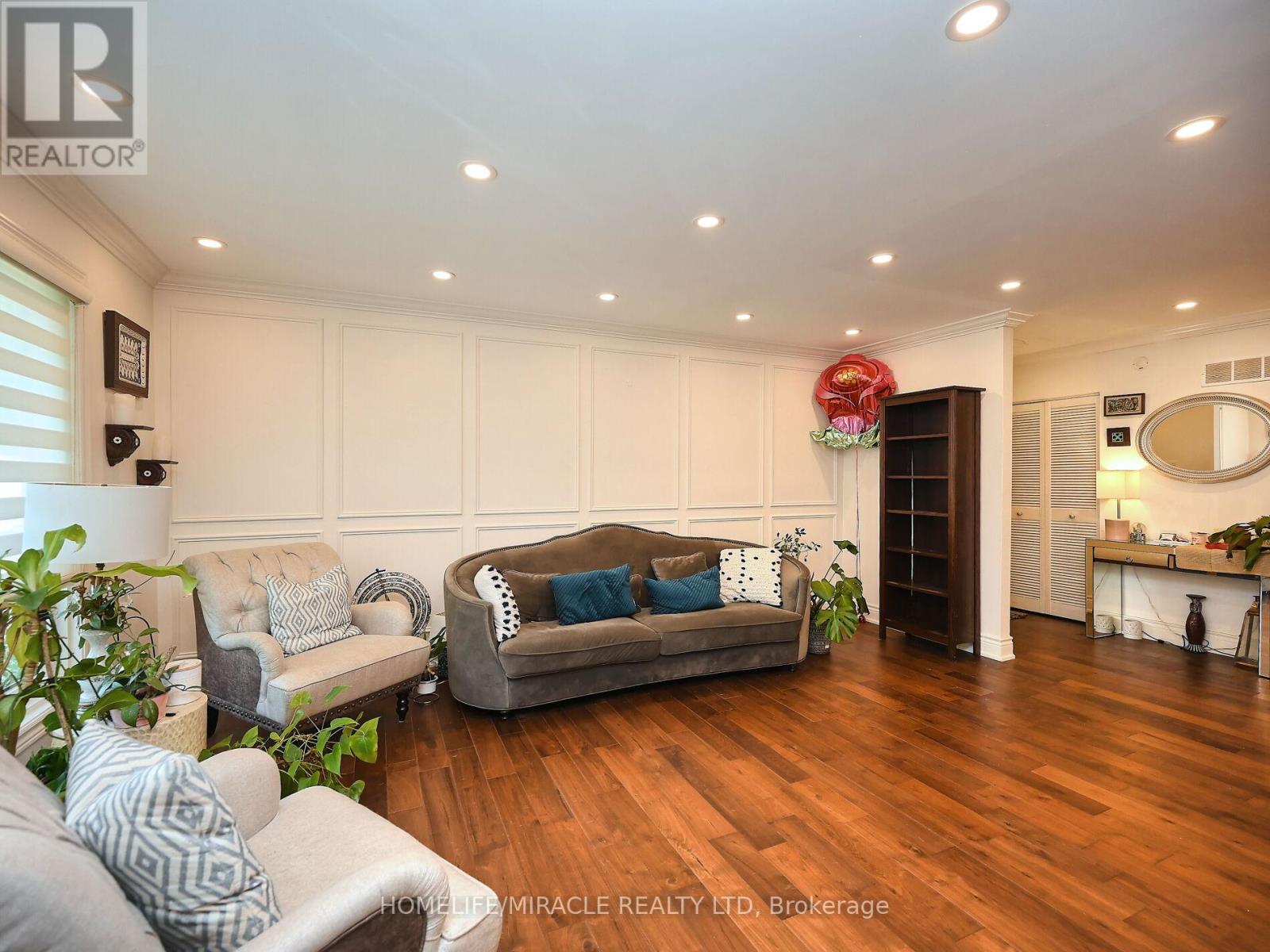 1360 Glen Rutley Circle, Mississauga (Applewood), Ontario  L4X 1Z6 - Photo 8 - W12217699