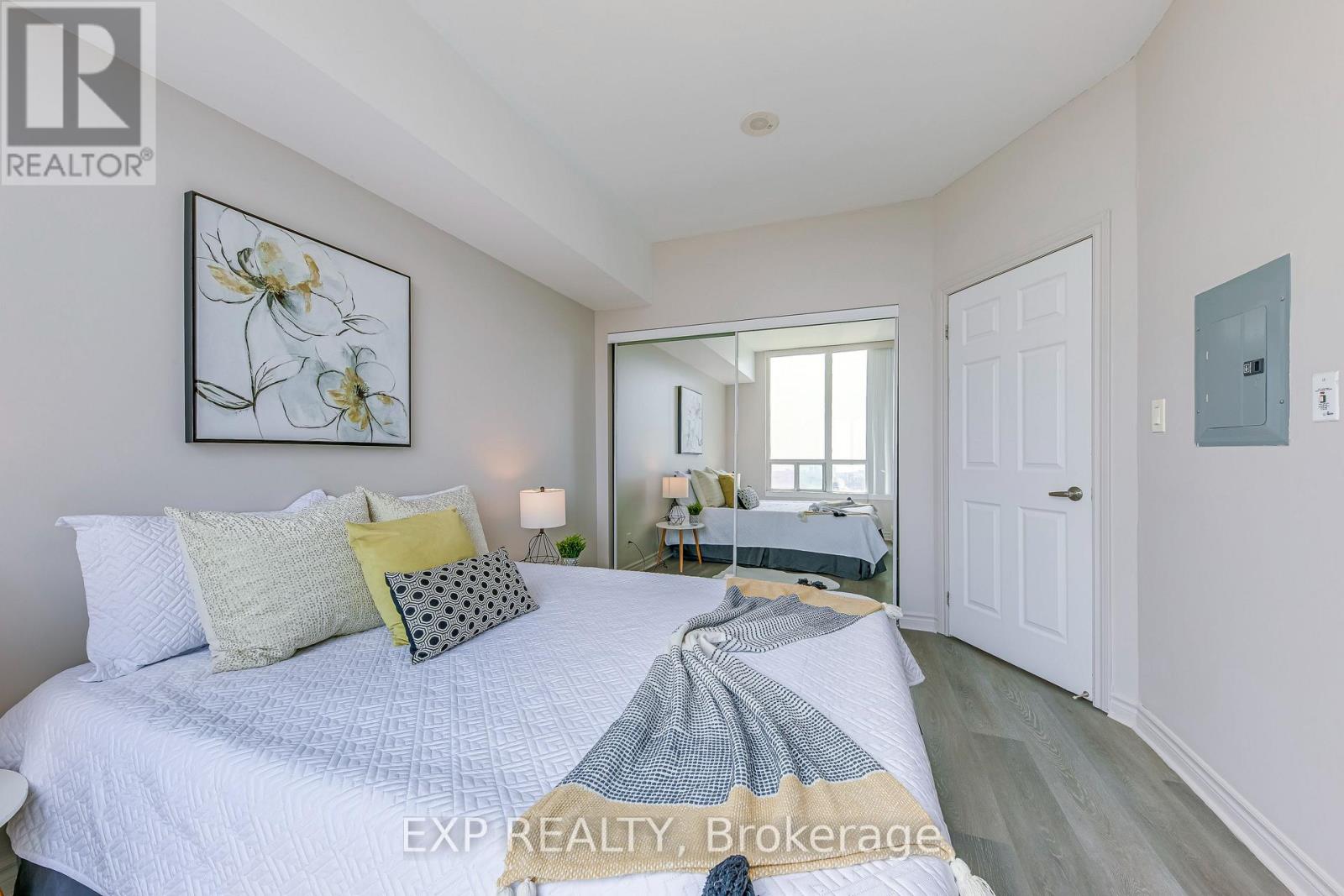 2303 - 3504 Hurontario Street, Mississauga, Ontario  L5B 0B9 - Photo 13 - W12217717