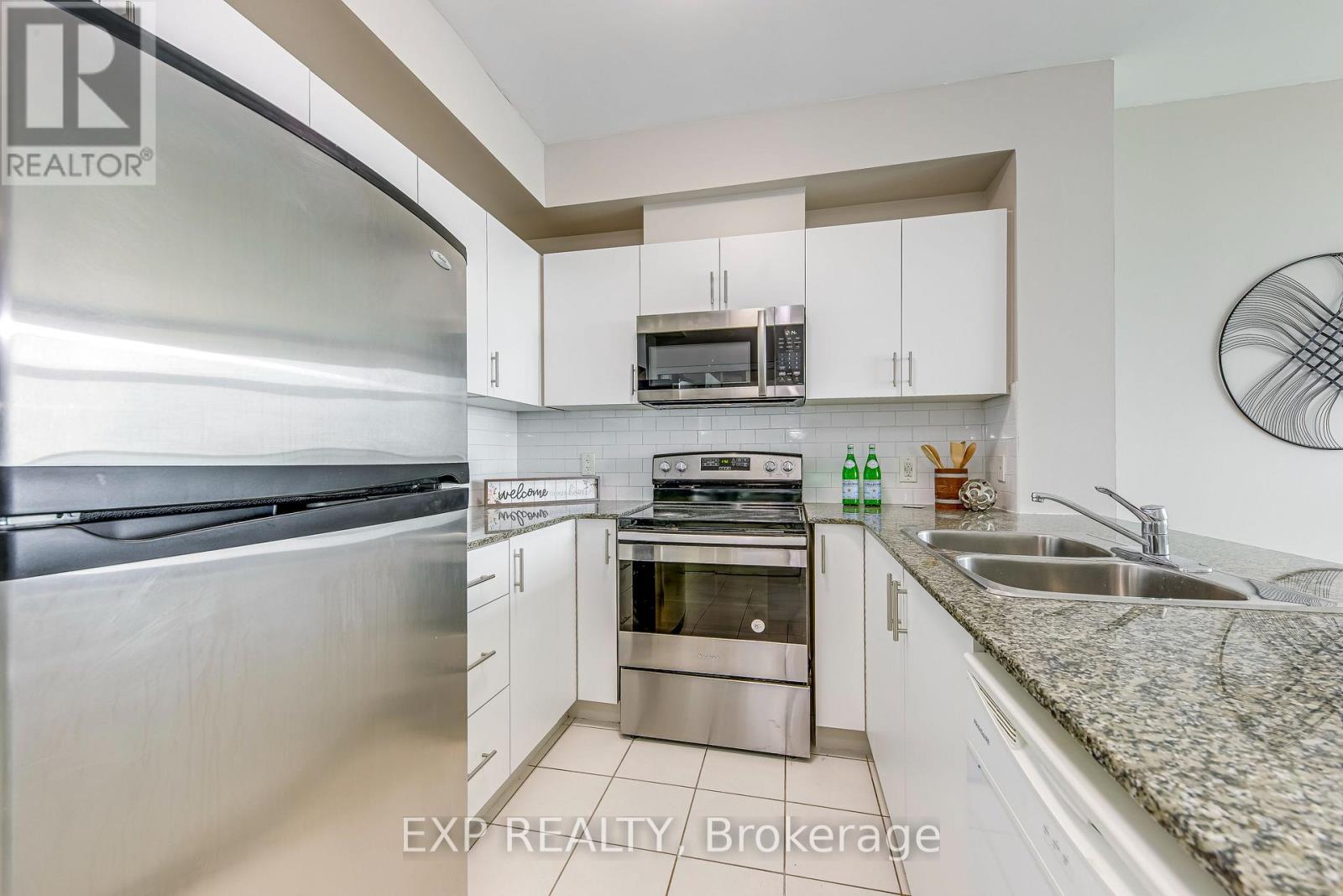 2303 - 3504 Hurontario Street, Mississauga, Ontario  L5B 0B9 - Photo 9 - W12217717