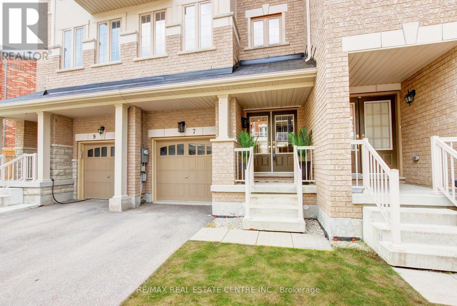 7 Rabbit Run Way, Brampton, Ontario  L6Z 0J2 - Photo 3 - W12217727