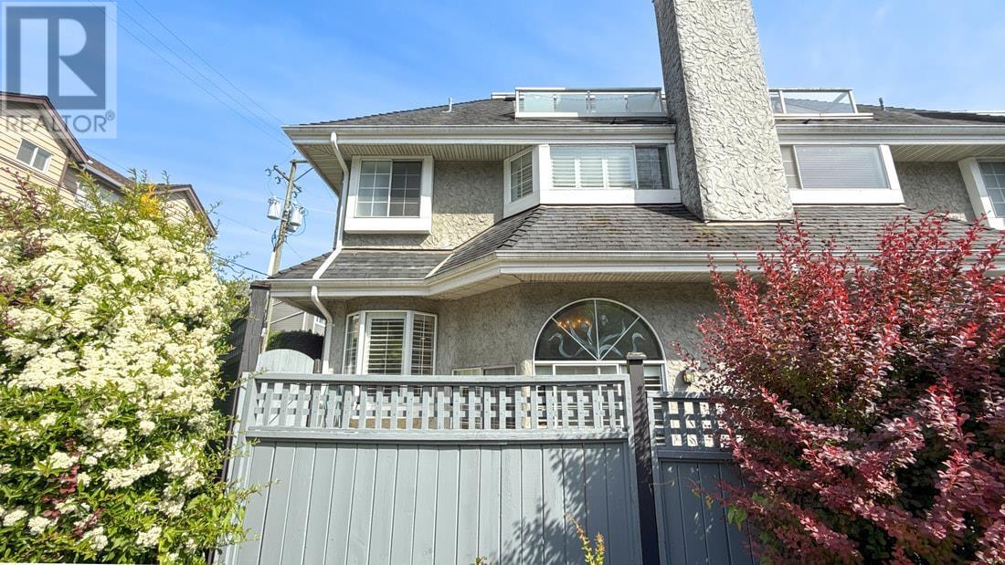 109 216 E 6TH STREET, north vancouver, British Columbia