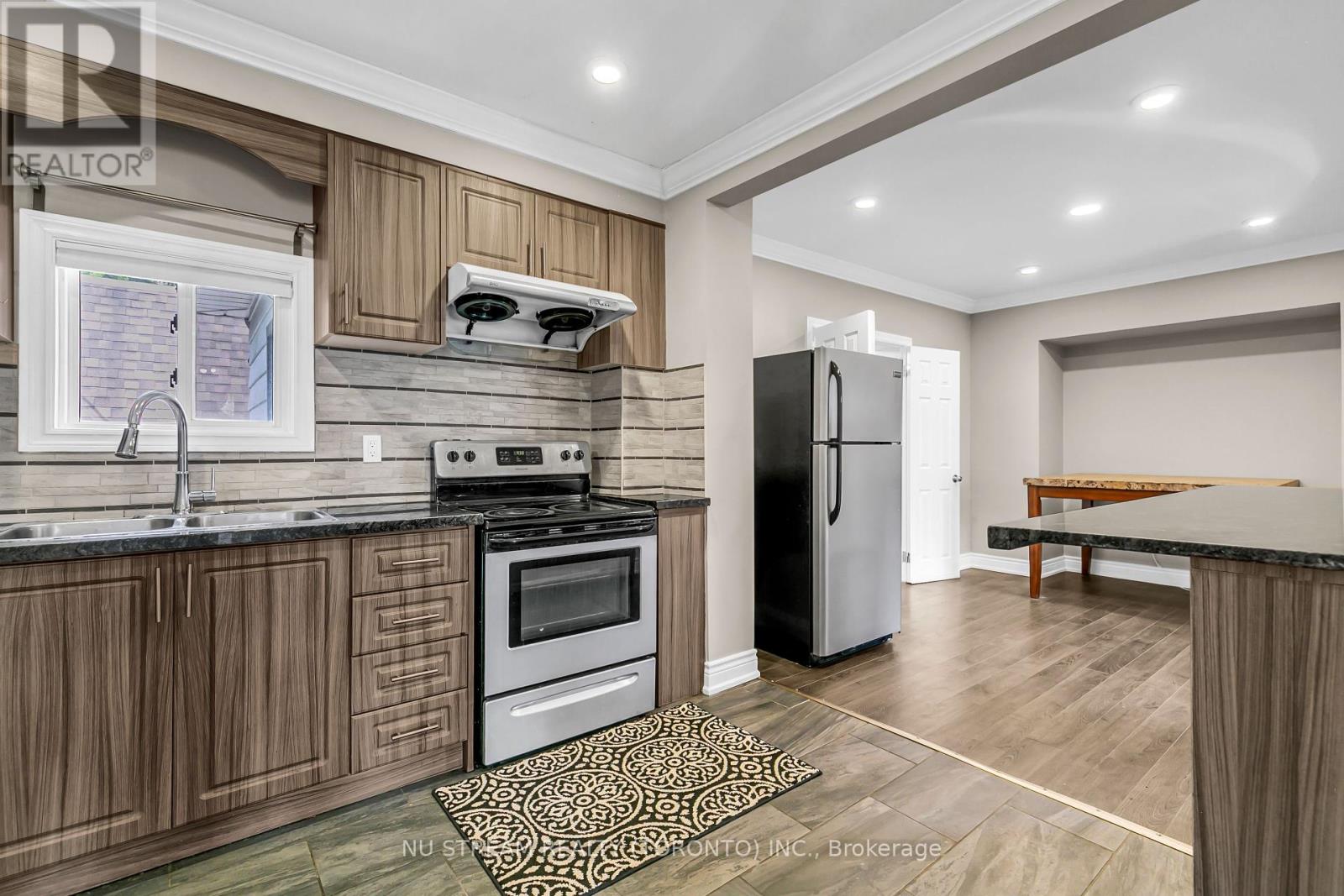 427 Indian Road, Windsor, Ontario  N9C 2M3 - Photo 12 - X12217731
