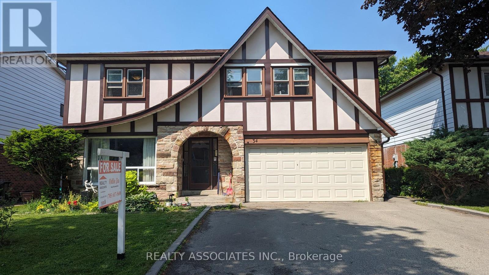 <div class="slider-price">$1,599,000</div><p>34 Cobblestone Drive, Toronto, Ontario</p>