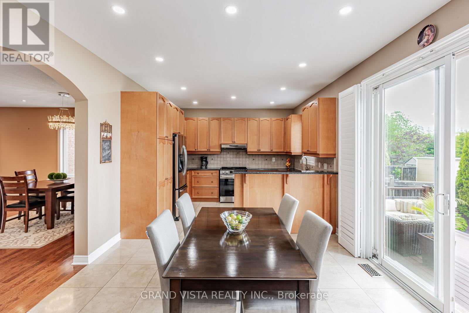 31 Routledge Drive, Richmond Hill (Oak Ridges), Ontario  L4E 0C4 - Photo 6 - N12217775