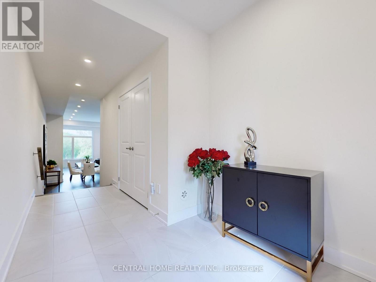 17 Knollview Lane, Richmond Hill, Ontario  L4E 1H7 - Photo 2 - N12217781
