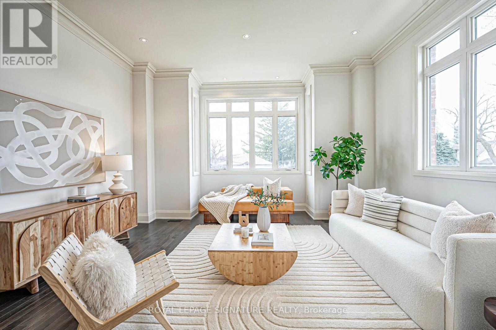 <div class="slider-price">$1,599,000</div><p>28 Elder Avenue, Toronto, Ontario</p>