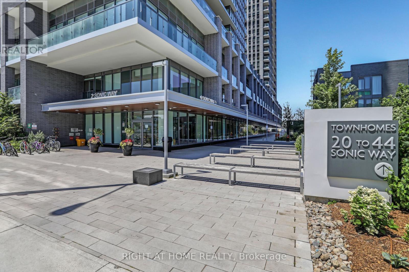Lp 2804 - 2 Sonic Way Ne, Toronto, Ontario  M3C 0P2 - Photo 4 - C12217791
