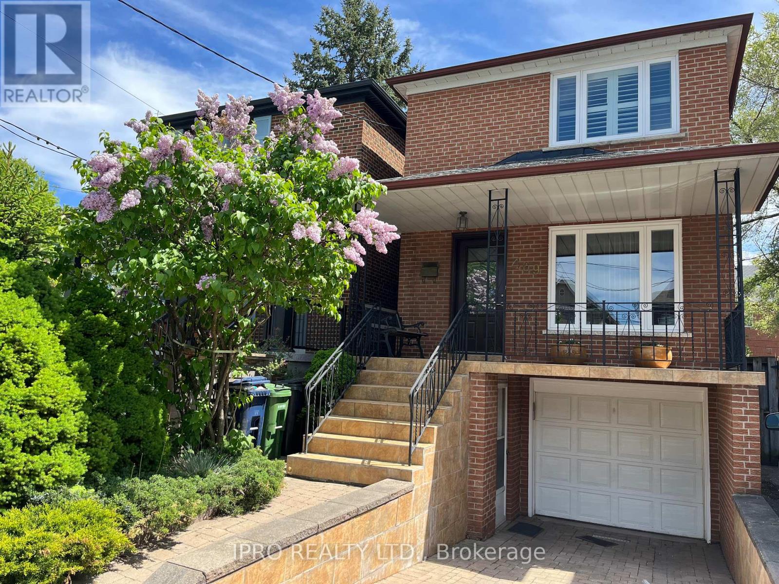 <div class="slider-price">$1,399,000</div><p>469 St Johns Road, Toronto, Ontario</p>