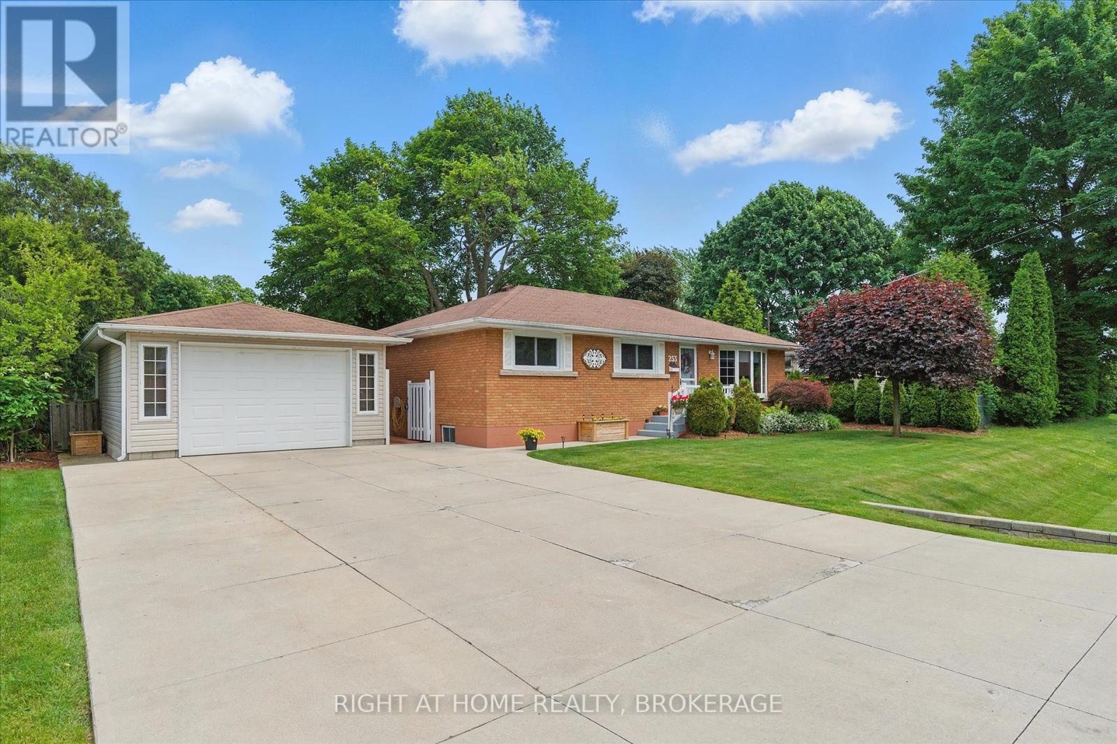 253 Nakoma Road, Hamilton, Ontario  L9G 1S8 - Photo 2 - X12217815