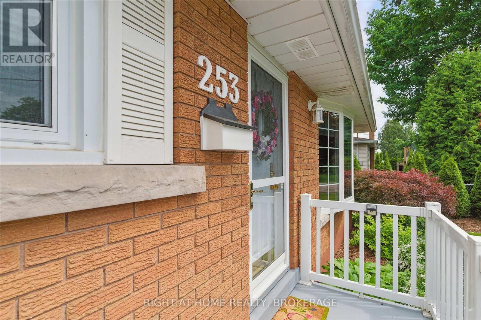 253 Nakoma Road, Hamilton, Ontario  L9G 1S8 - Photo 3 - X12217815