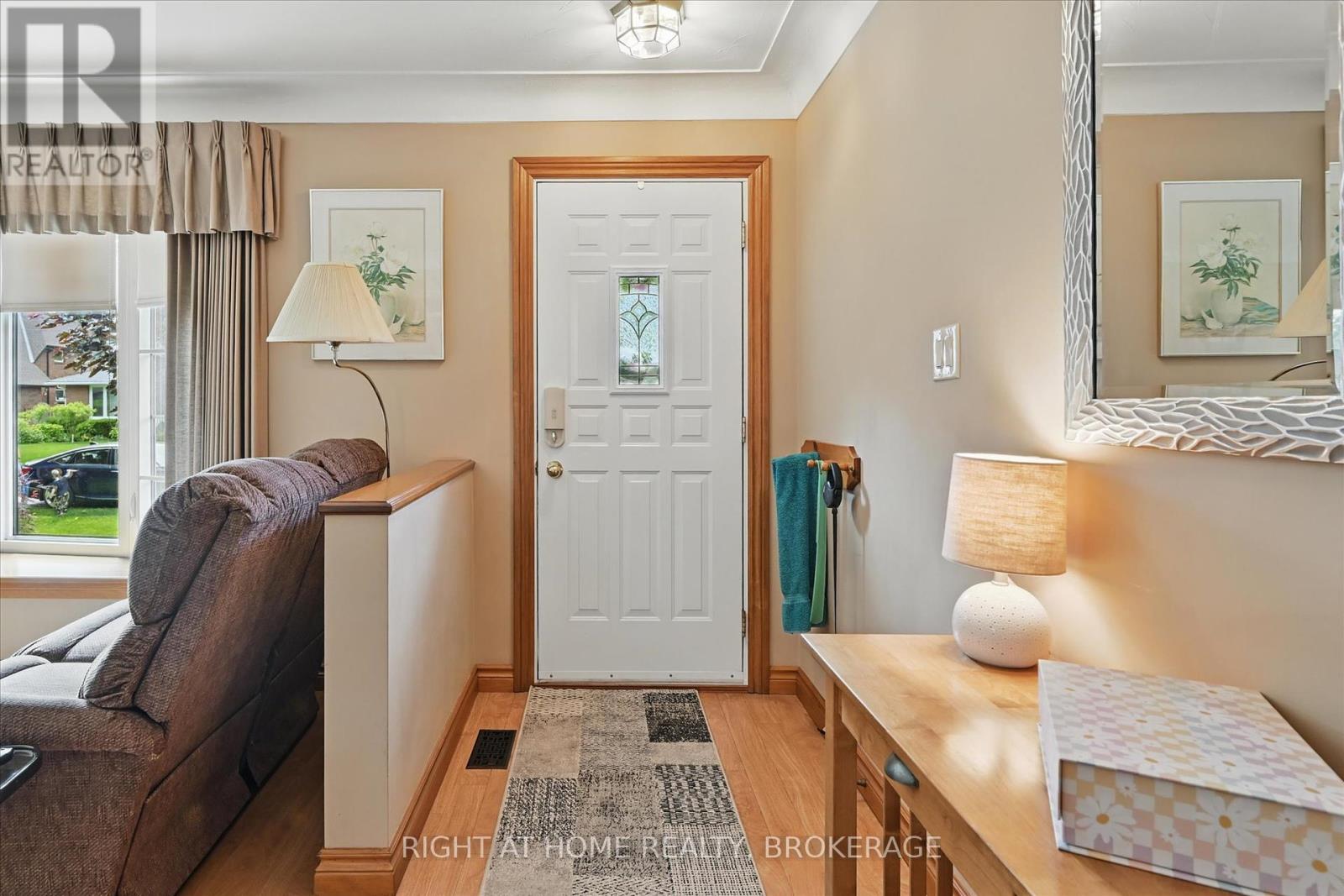 253 Nakoma Road, Hamilton, Ontario  L9G 1S8 - Photo 4 - X12217815