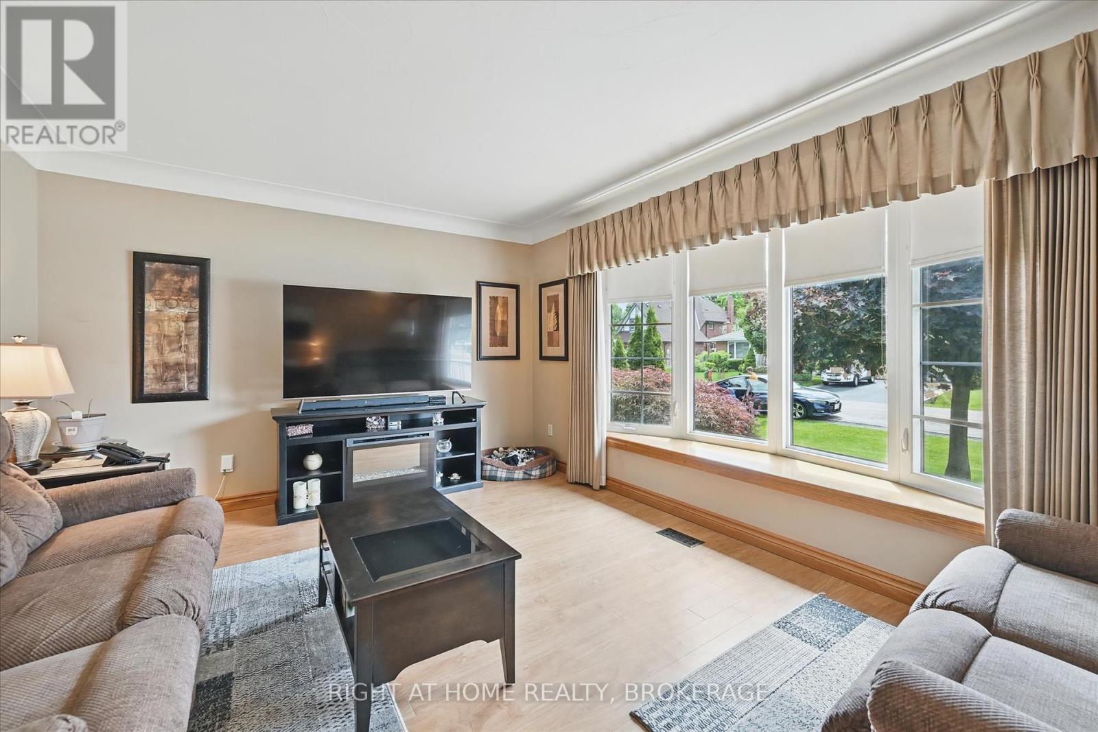 253 Nakoma Road, Hamilton, Ontario  L9G 1S8 - Photo 5 - X12217815