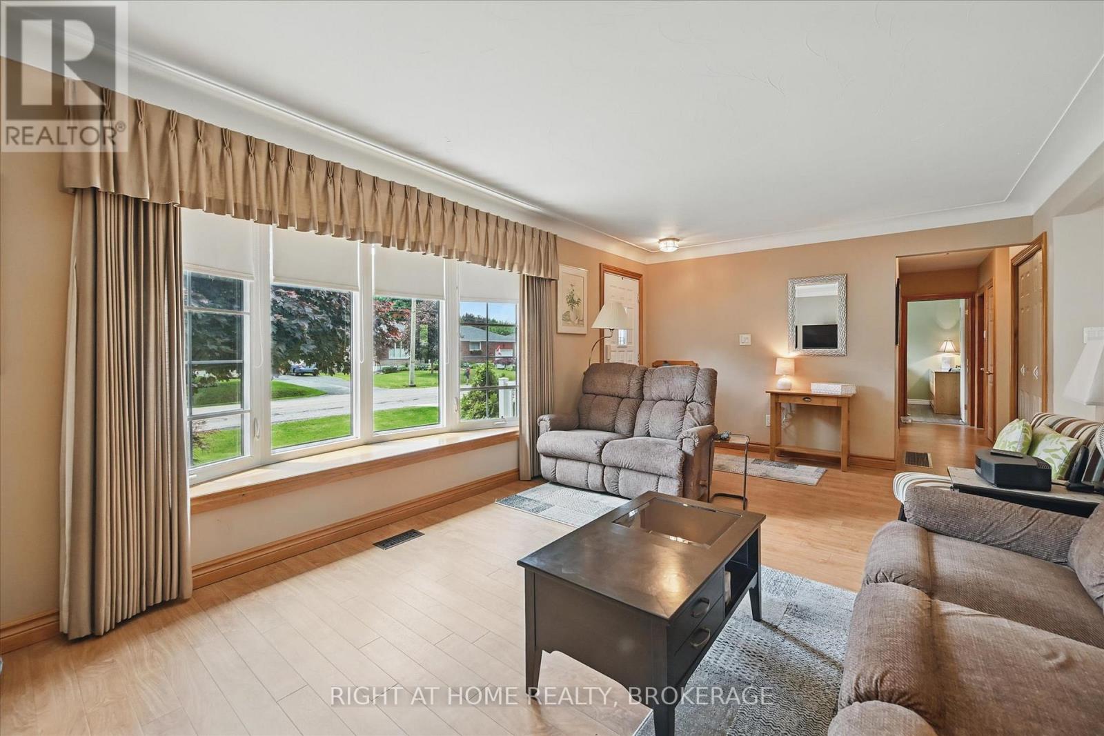 253 Nakoma Road, Hamilton, Ontario  L9G 1S8 - Photo 6 - X12217815