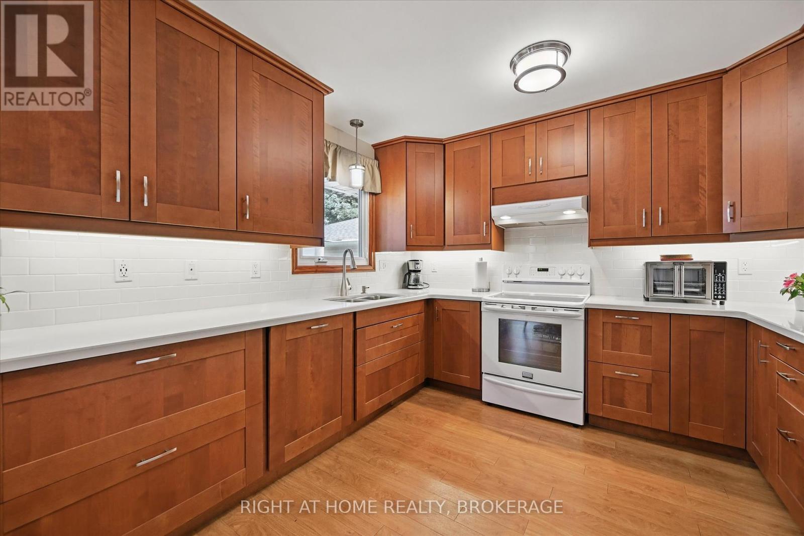 253 Nakoma Road, Hamilton, Ontario  L9G 1S8 - Photo 8 - X12217815
