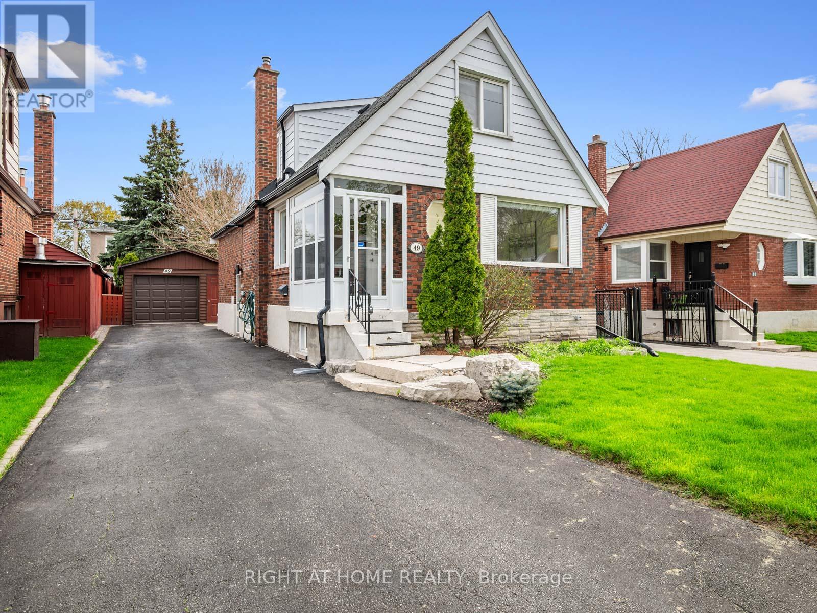 <div class="slider-price">$1,299,000</div><p>49 Amsterdam Avenue, Toronto, Ontario</p>